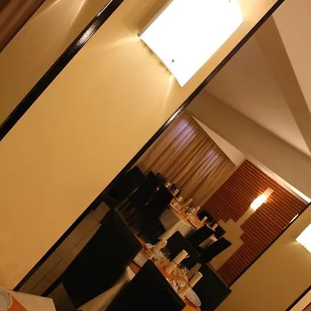فندق Hotel Central 2*