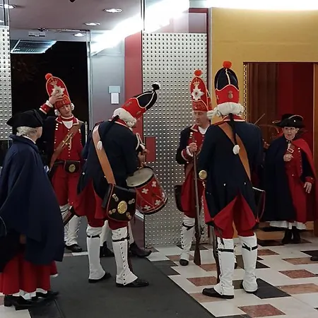 فندق Hotel Central 2*