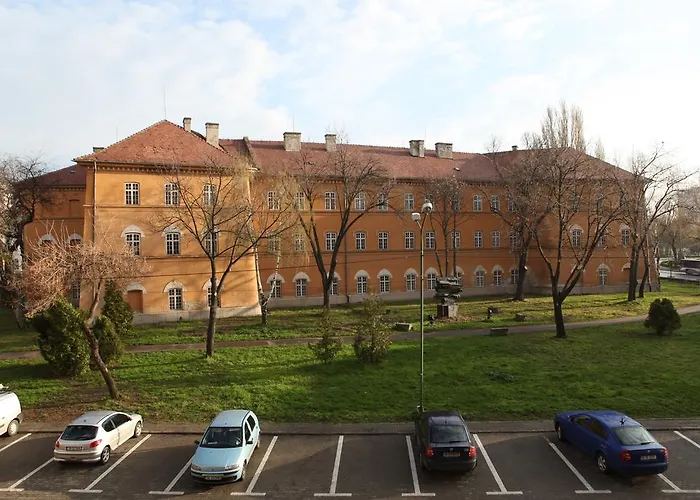 Hotel Central מלון 2*