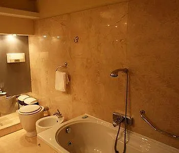 מלון Hotel Central 2*