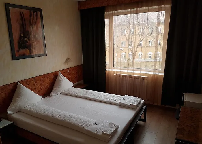 מלון Hotel Central 2*