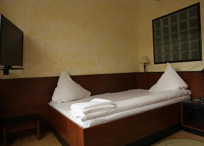 מלון Hotel Central 2*